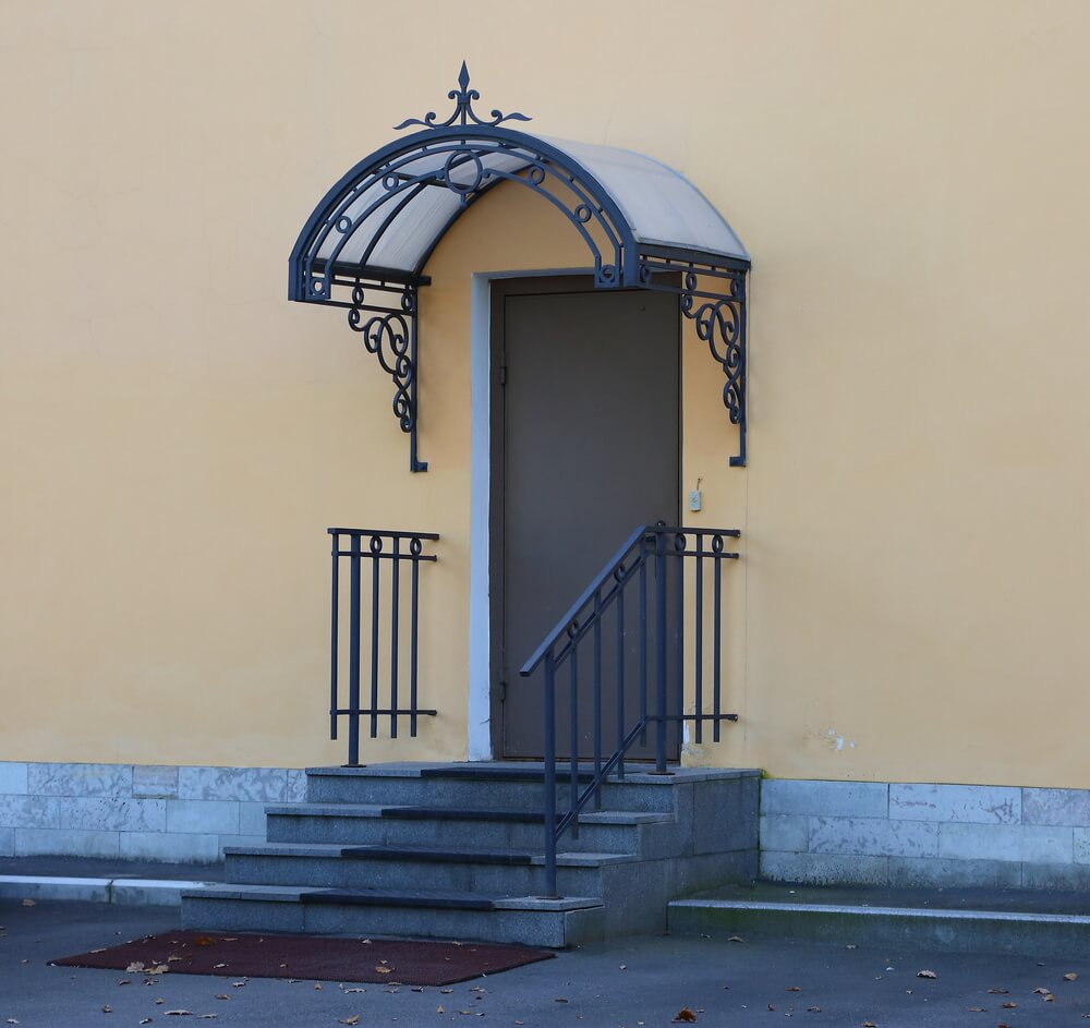 Daszek nad drzwi – na jaki się zdecydować?